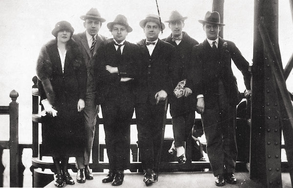   G. Tailleferre, F. Poulenc, A. Honegger, D. Milhaud, , J. Cocteau, G. Auric - Tour Eiffel, Parigi 1921
